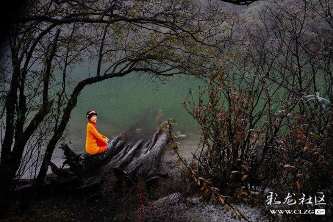 亮相海南“村VA”迎春赛，国足前队长马明宇现场送出签名足球